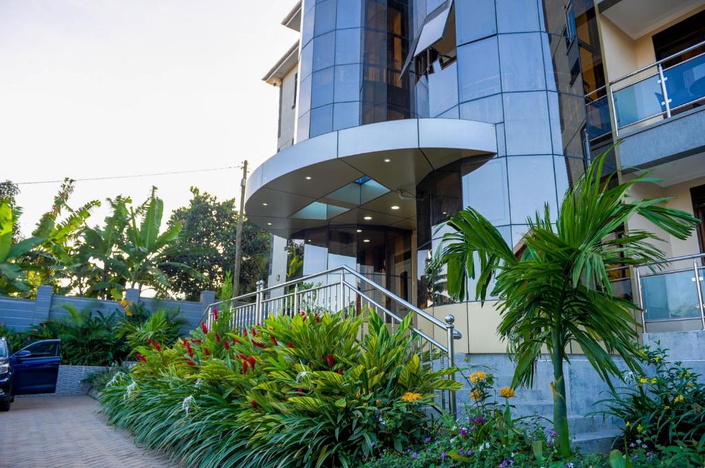 um edifício com um monte de plantas em frente dele em Eric Wilkins Apartments em Kampala