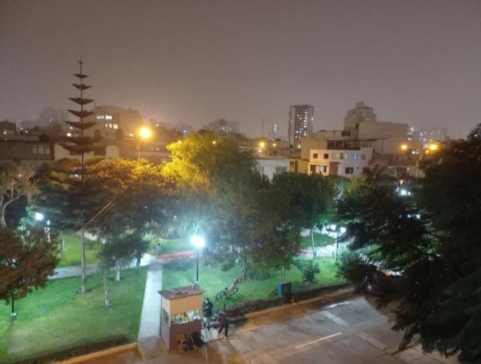 widok na park w nocy z oświetleniem w obiekcie Frente a hermoso Parque Pueblo Libre w mieście Lima