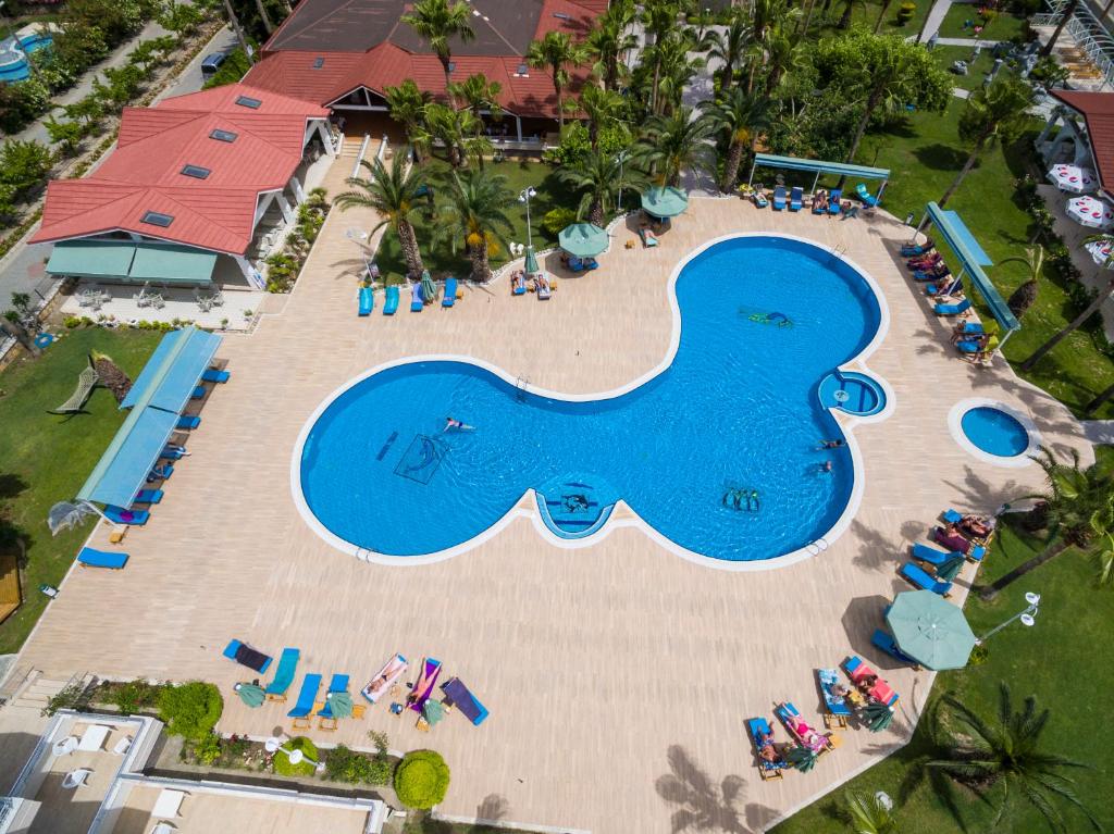 een uitzicht over het zwembad van een resort bij Hotel Keskin in Dalyan