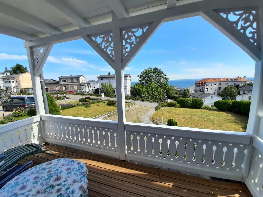 una vista desde el porche delantero de una casa en Villa Bella Vista - Meerblick 1, en Sassnitz