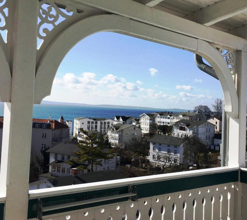 d'un balcon offrant une vue sur la ville. dans l'établissement Villa Bella Vista - Meerblick 5, à Sassnitz