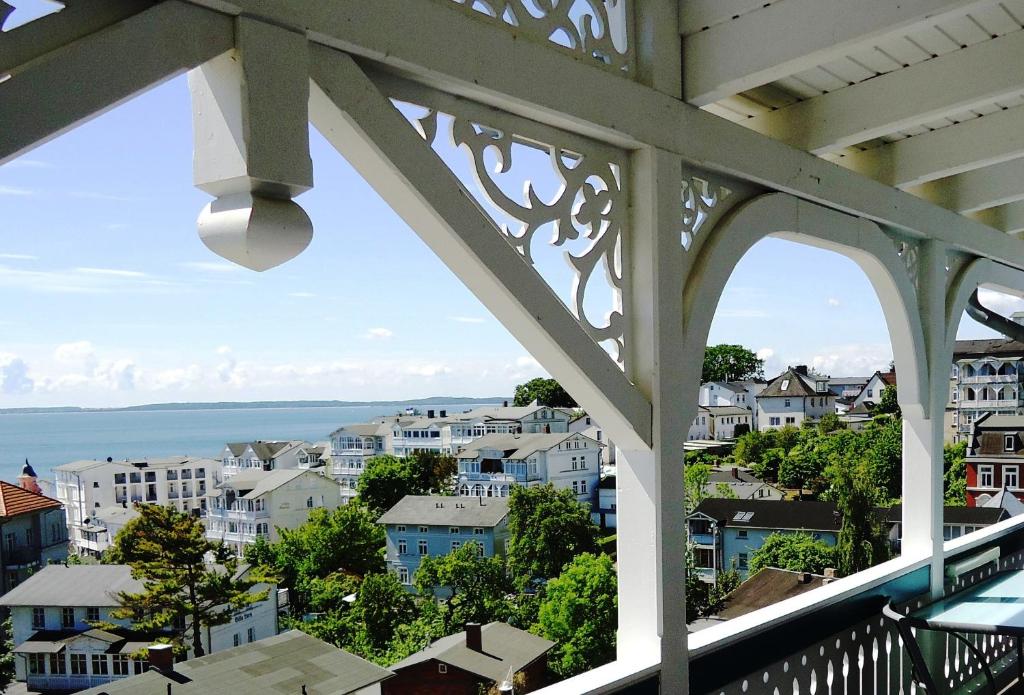 ザスニッツにあるVilla Bella Vista - Meerblick 6のバルコニーからの街の景色
