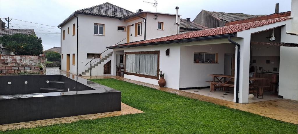 a backyard of a house with a large yard at Casa da Avó do Puto in Mealhada