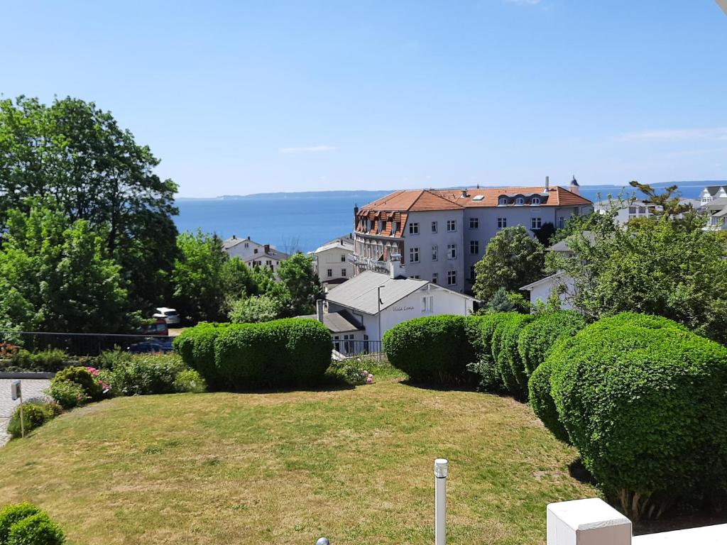 Blick auf einen Park mit Büschen und Gebäuden in der Unterkunft Villa Bella Vista - Meerblick 2 in Sassnitz