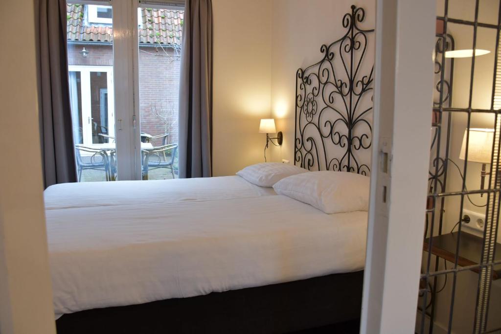 Een bed of bedden in een kamer bij Hotel Steeds aan Zee