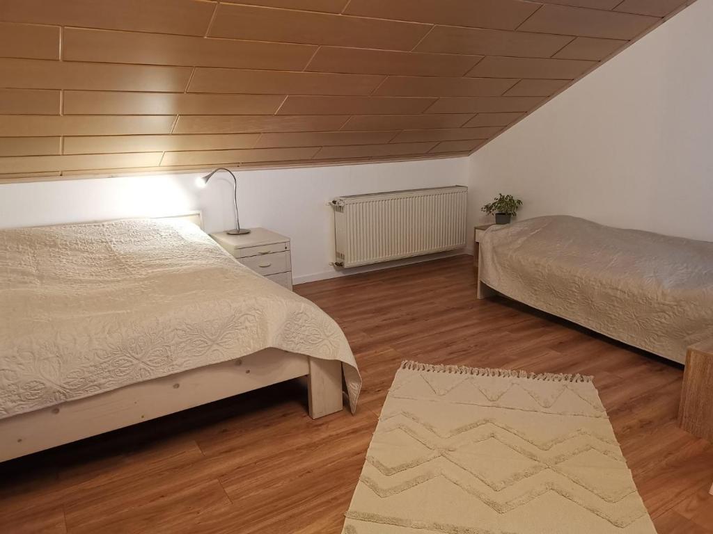 Postel nebo postele na pokoji v ubytování Fewo Perlseeblick