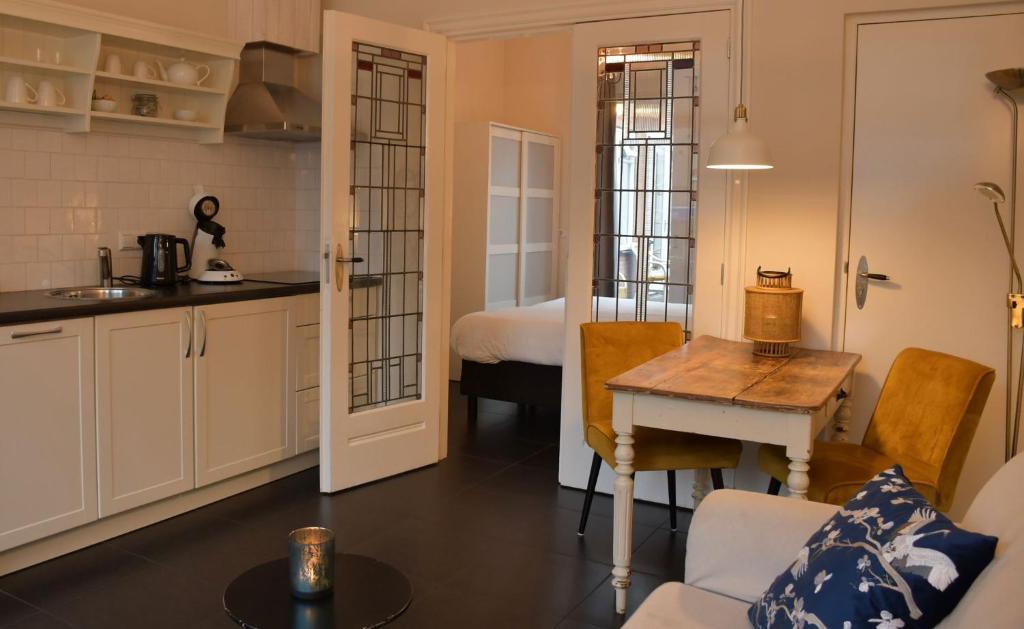 Een keuken of kitchenette bij Hotel Steeds aan Zee