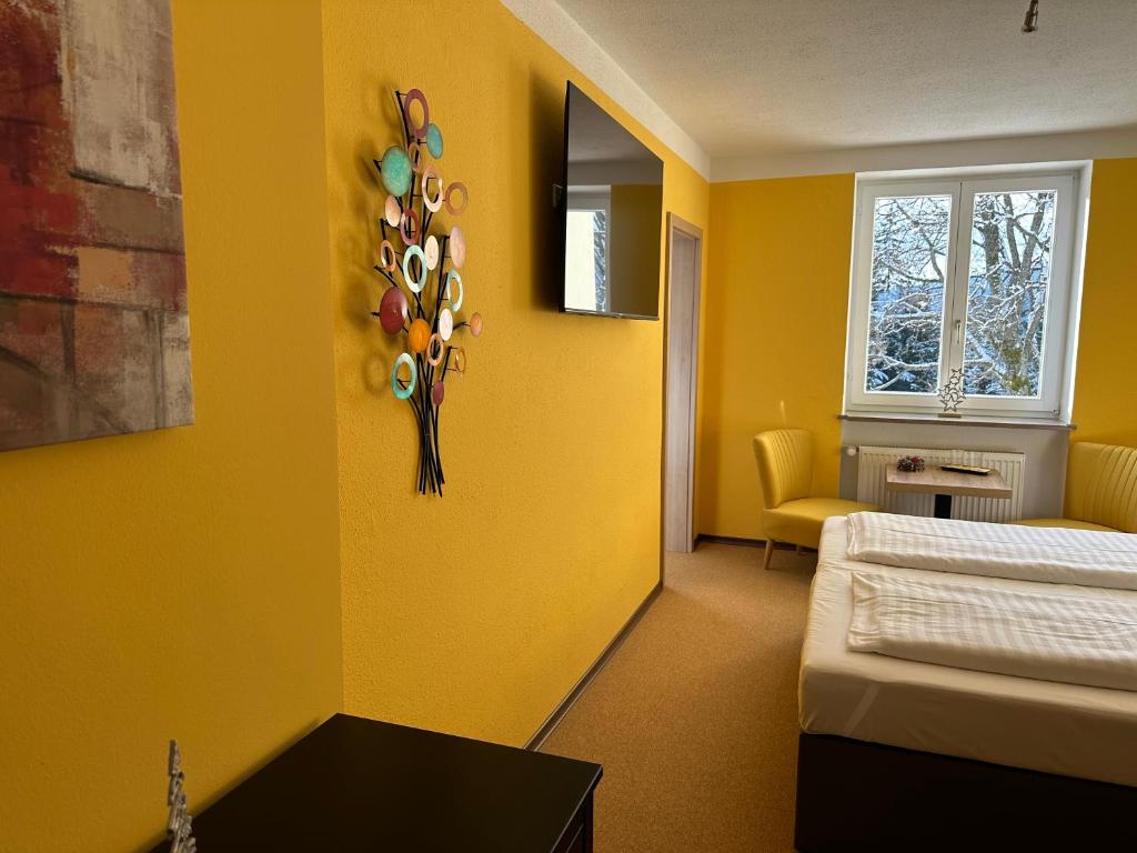 Postel nebo postele na pokoji v ubytování Maiers Hotel