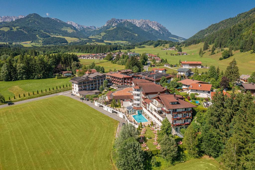 uma vista aérea de um resort nas montanhas em Hotel Alpina Wellness & Spa Resort em Kössen