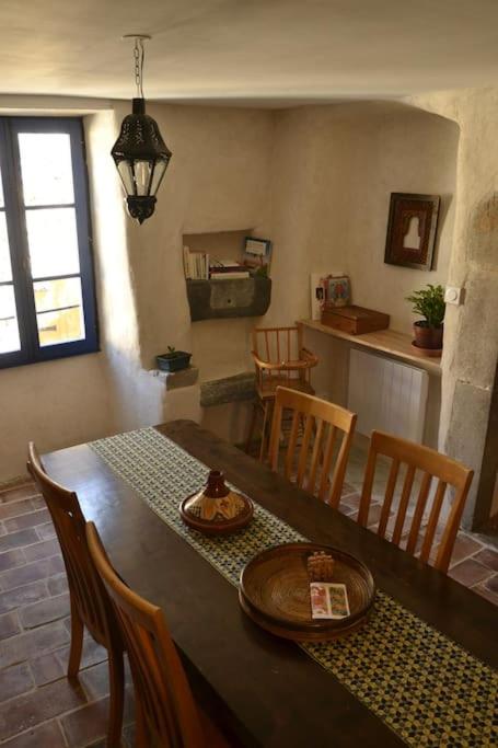 jadalnia z drewnianym stołem i krzesłami w obiekcie Gîte 'An Kay Ou' - L'Aiglette w mieście Pontaix