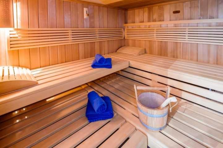 een sauna met blauwe slippers en een emmer erin bij Residenz Duene III in Boltenhagen