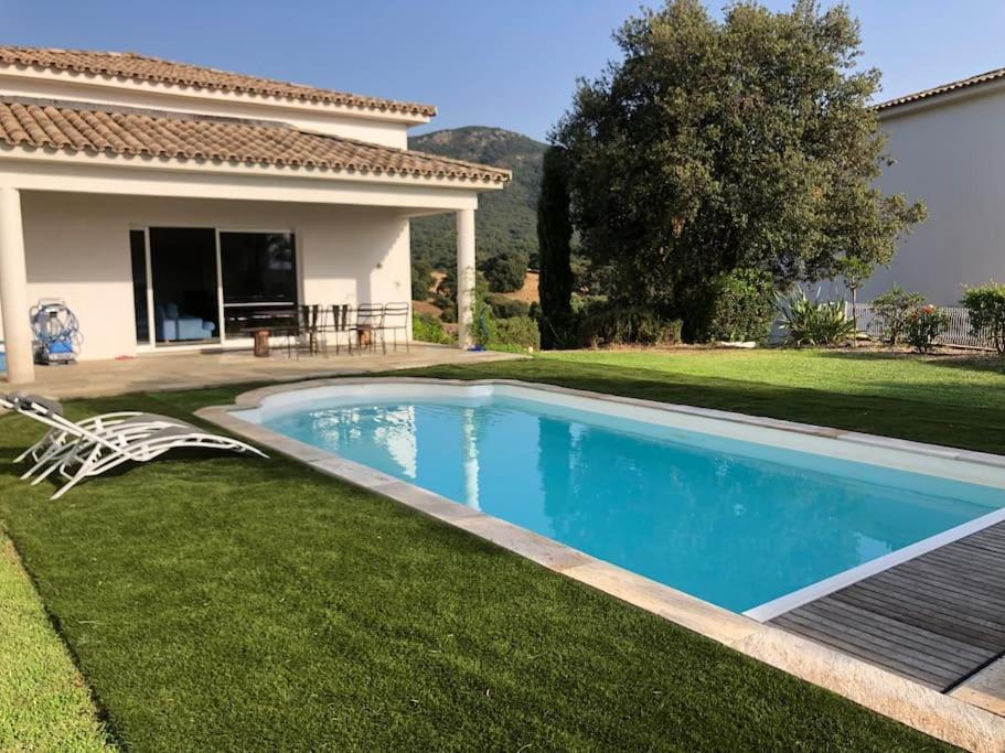 Bazén v ubytovaní Villa de charme avec piscine entre Ajaccio et Porticcio alebo v jeho blízkosti