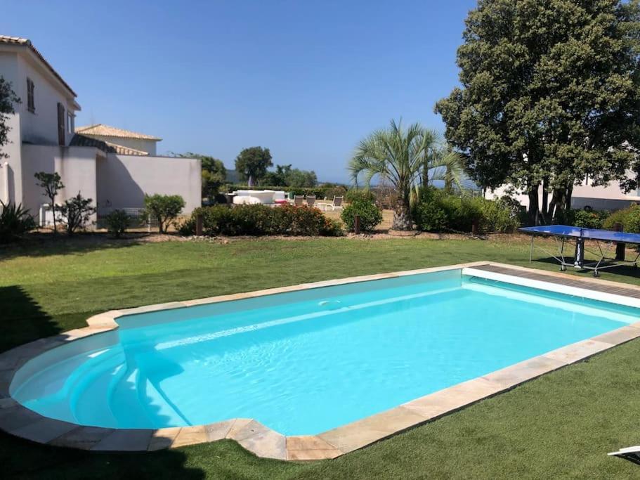 Bazén v ubytovaní Villa de charme avec piscine entre Ajaccio et Porticcio alebo v jeho blízkosti