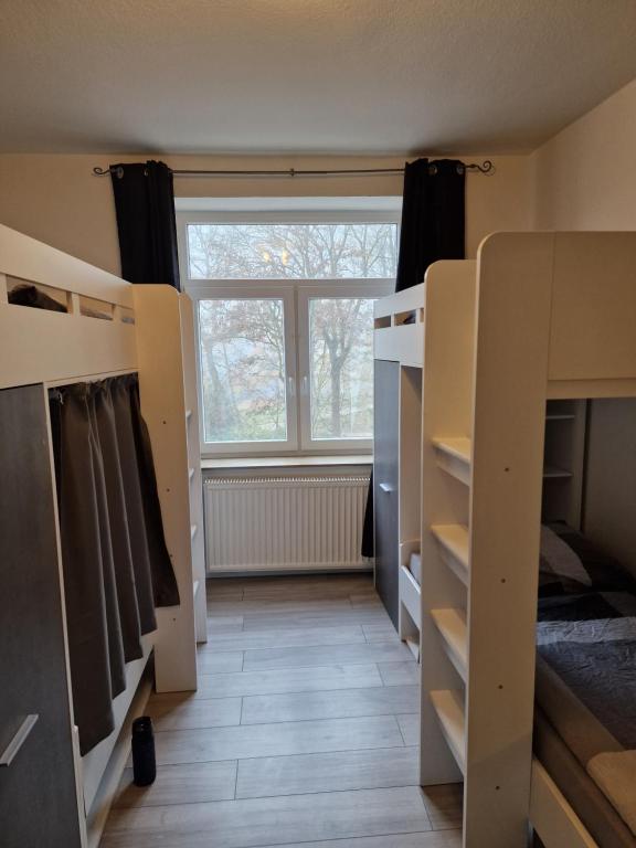 Zimmer mit Etagenbetten und Fenster in der Unterkunft Altstadt Hostel Bremen in Bremen