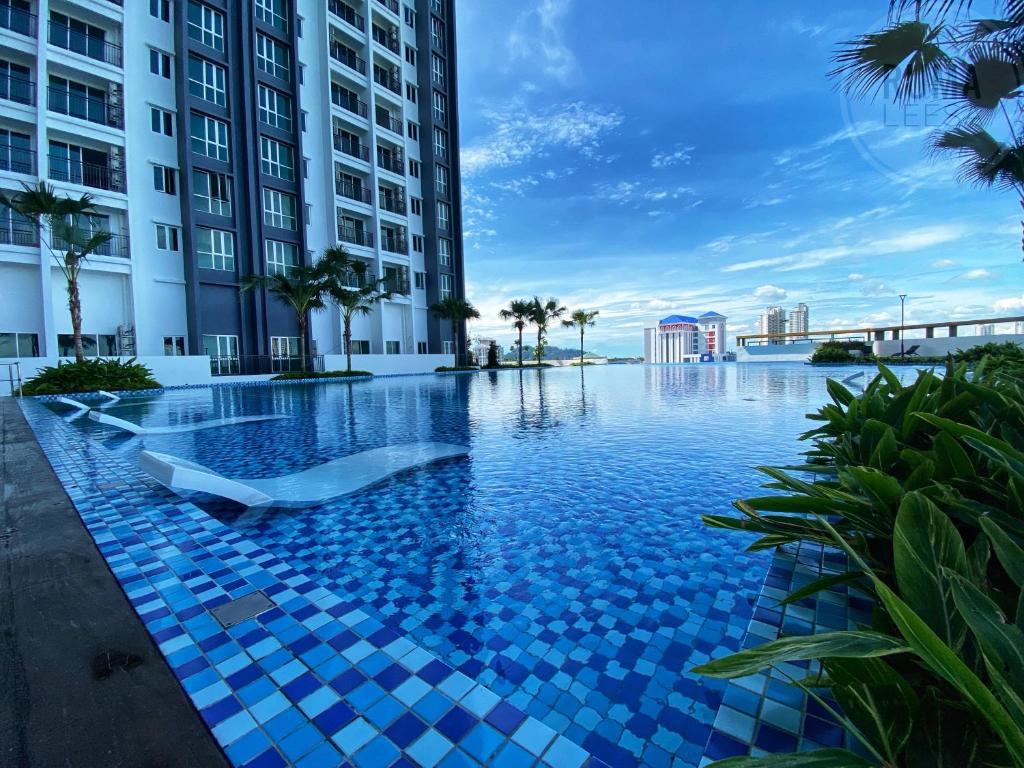 大山腳的住宿－RUMA Executive Homestay Bukit Mertajam with Pool Netflix #FREETAX，一座建筑物中央的游泳池
