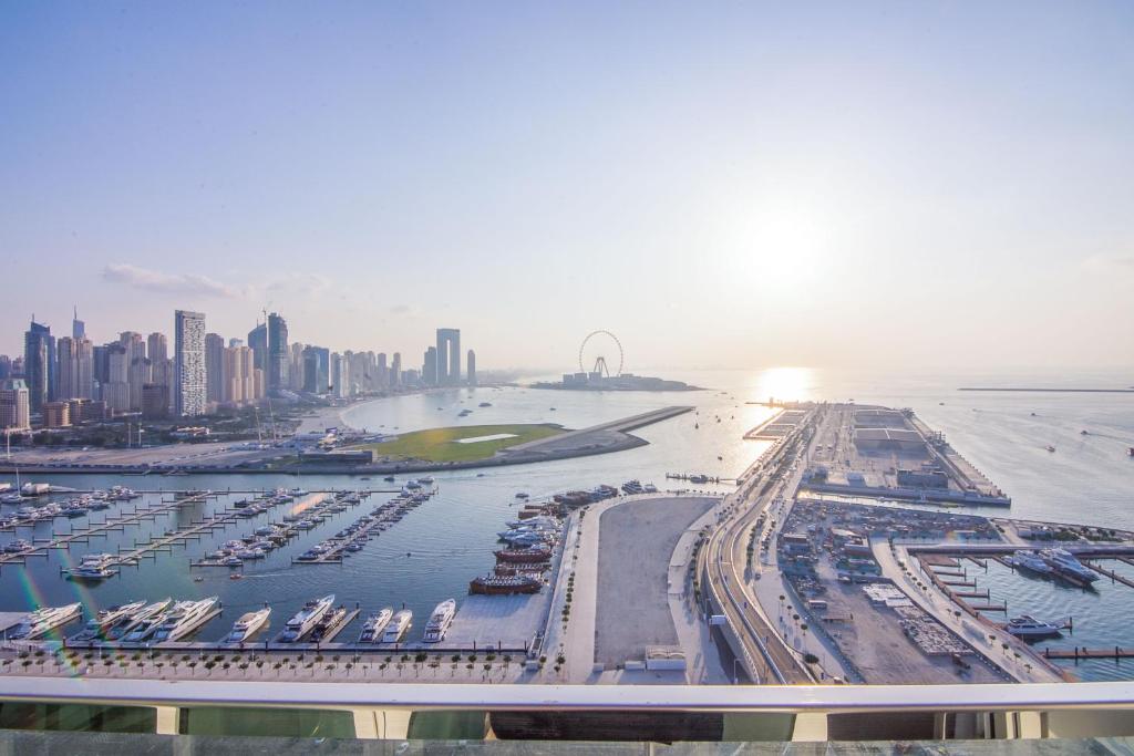 Fotografie z fotogalerie ubytování Luxury 3BR & Maids room - Full Sea View - AIN Dubai View - Palm View v Dubaji