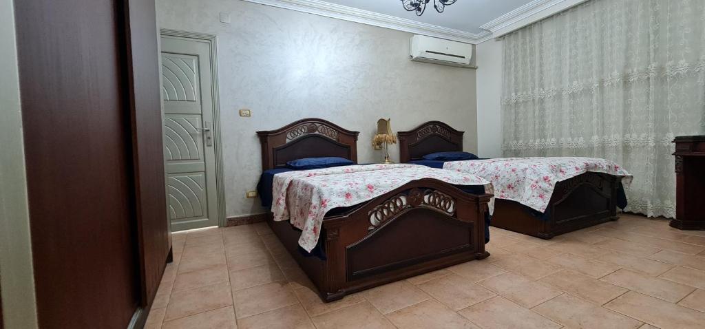 Postel nebo postele na pokoji v ubytování Comfy 2-Bedrooms Apartment in Cairo 44-2