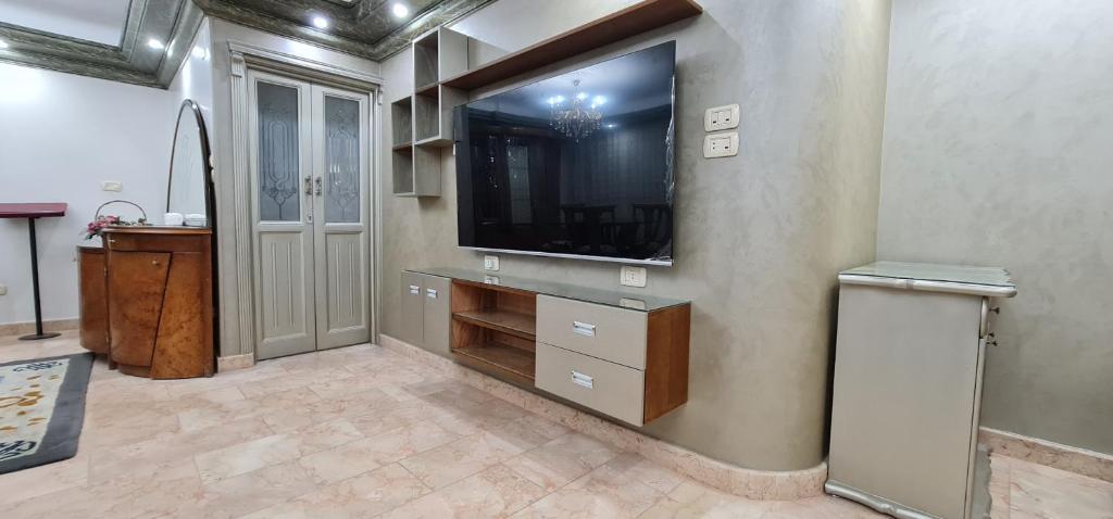 salon z dużym telewizorem z płaskim ekranem na ścianie w obiekcie Comfy 2-Bedrooms Apartment in Cairo 44-2 w Kairze