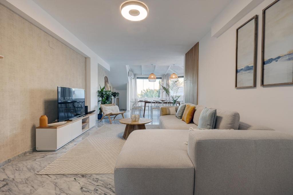 Posezení v ubytování Bright Nordic style penthouse in beachside resort