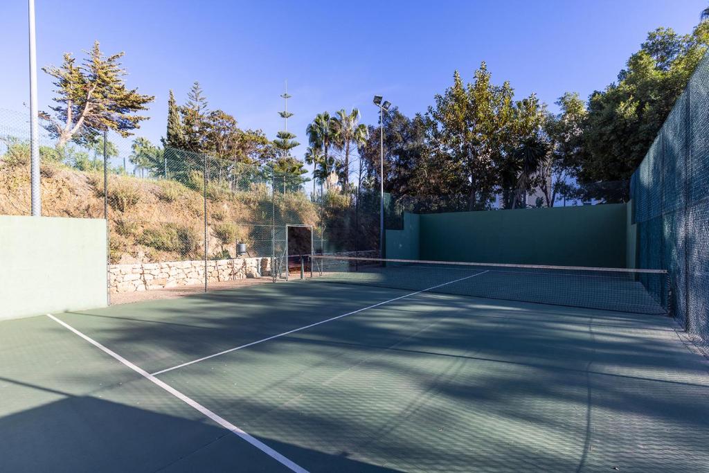 Tenis a/nebo squash v ubytování Bright Nordic style penthouse in beachside resort nebo okolí