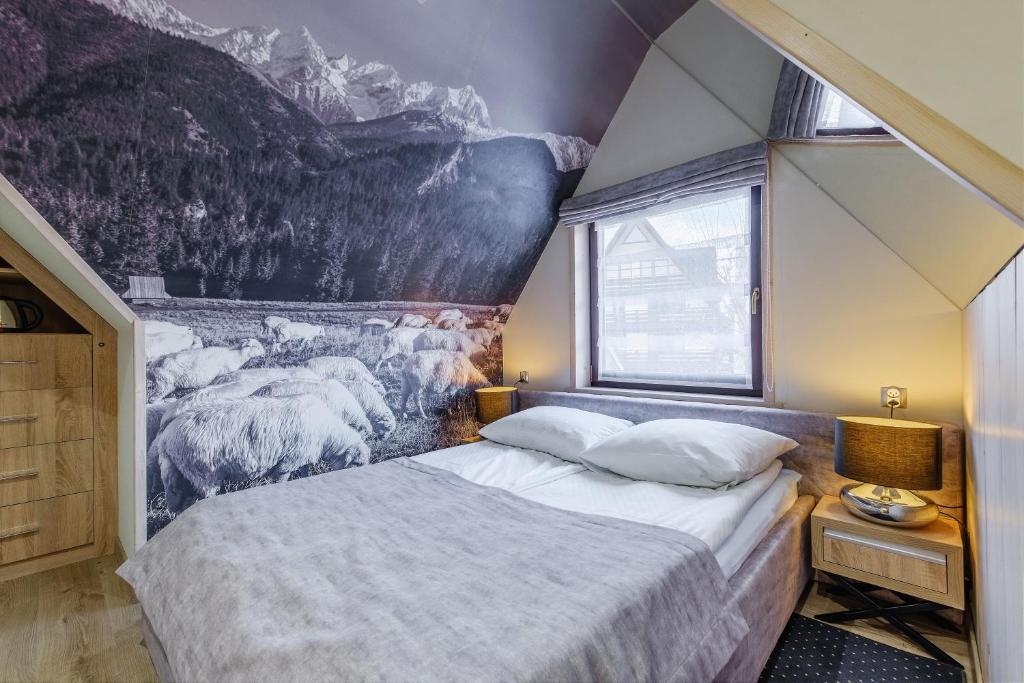 Un pat sau paturi într-o cameră la Willa Relaks - doskonała lokalizacja, blisko restauracji, term i wyciągów narciarskich