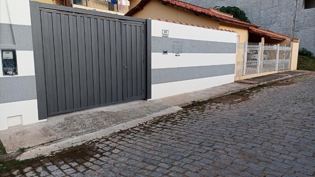 a gate on a building with a basketball hoop at Estalagem Alejandro in Cunha