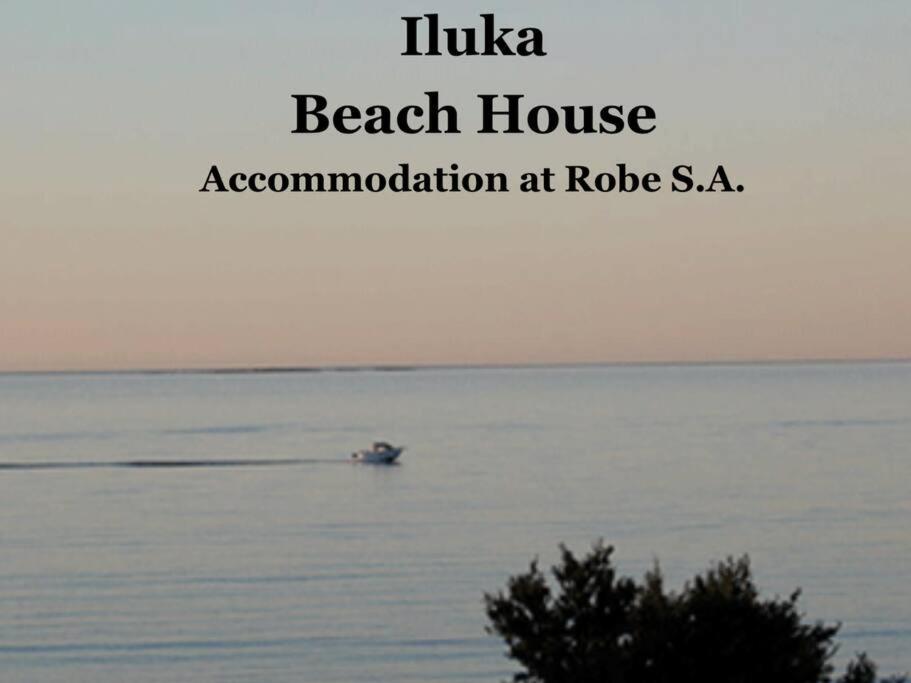 ein Boot auf dem Wasser mit den Worten hilo Beach House Unterkunft in Roll in der Unterkunft Iluka Beach House,Robe- stunning ocean views. in Robe