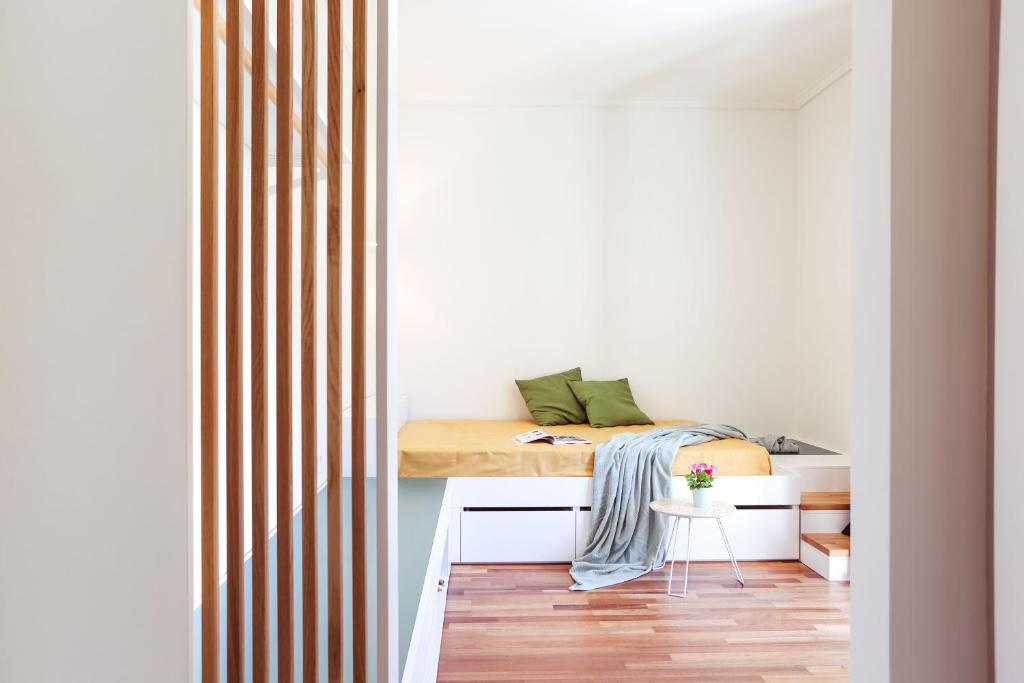 - une petite chambre avec un lit et une table dans l'établissement ViLLaRa: Style, Hospitality & Design (City Center), à Athènes