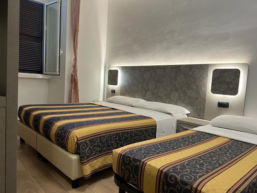 um quarto de hotel com duas camas num quarto em Hotel principe em Roma