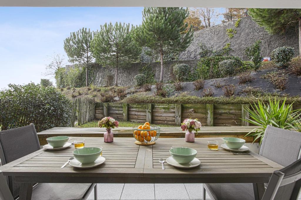 a wooden table with a bowl of pumpkins on it at Comfortable apartment with terrace and garden - Welkeys in Bidart