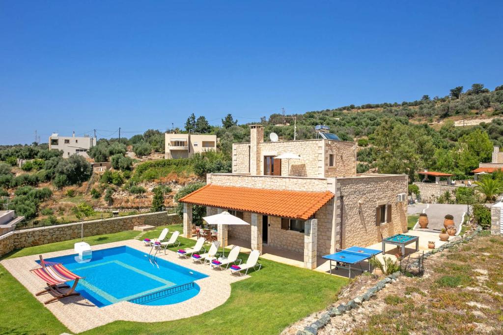 een buitenuitzicht op een villa met een zwembad bij Villa Hara Faragi by Villa Plus in Giannoudi