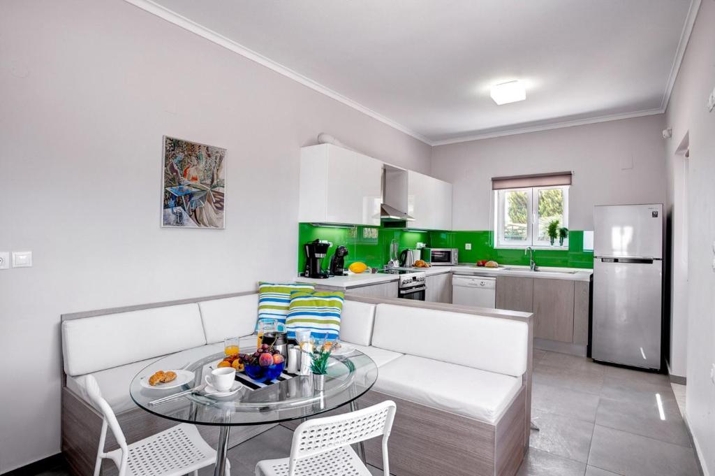 Kuchyňa alebo kuchynka v ubytovaní Villa Horizon by Villa Plus