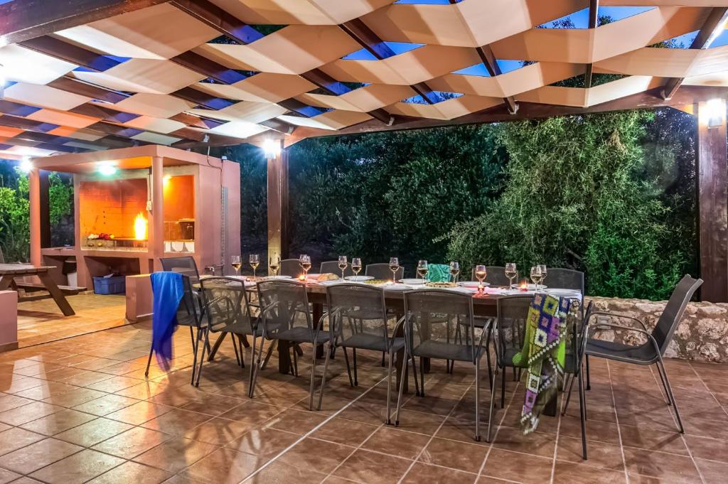 Reštaurácia alebo iné gastronomické zariadenie v ubytovaní Villa Horizon by Villa Plus