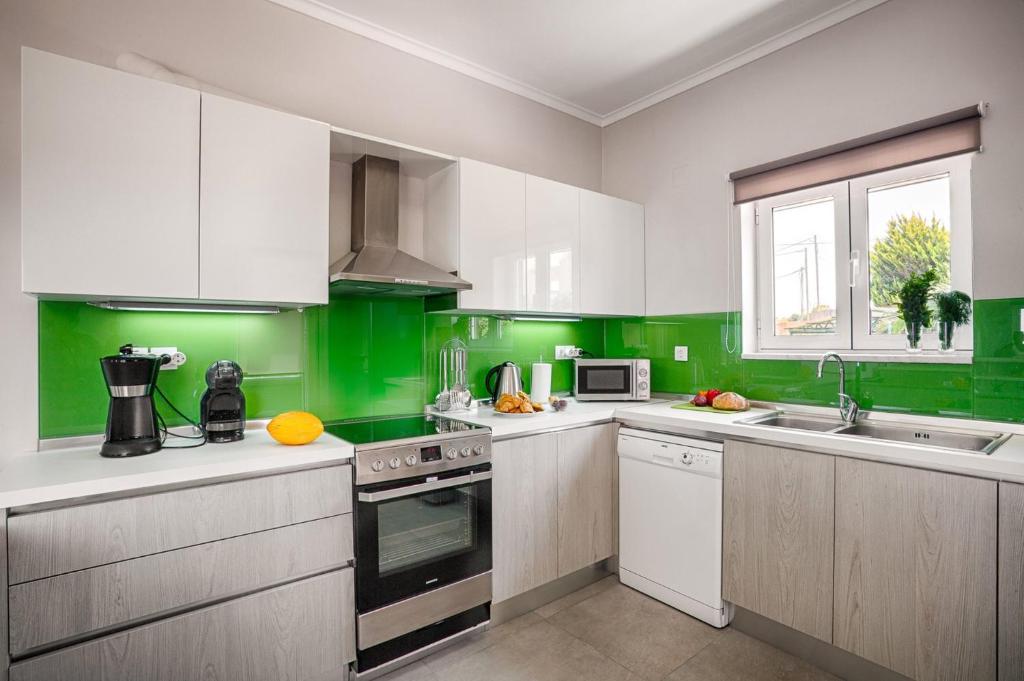 Kuchyňa alebo kuchynka v ubytovaní Villa Horizon by Villa Plus