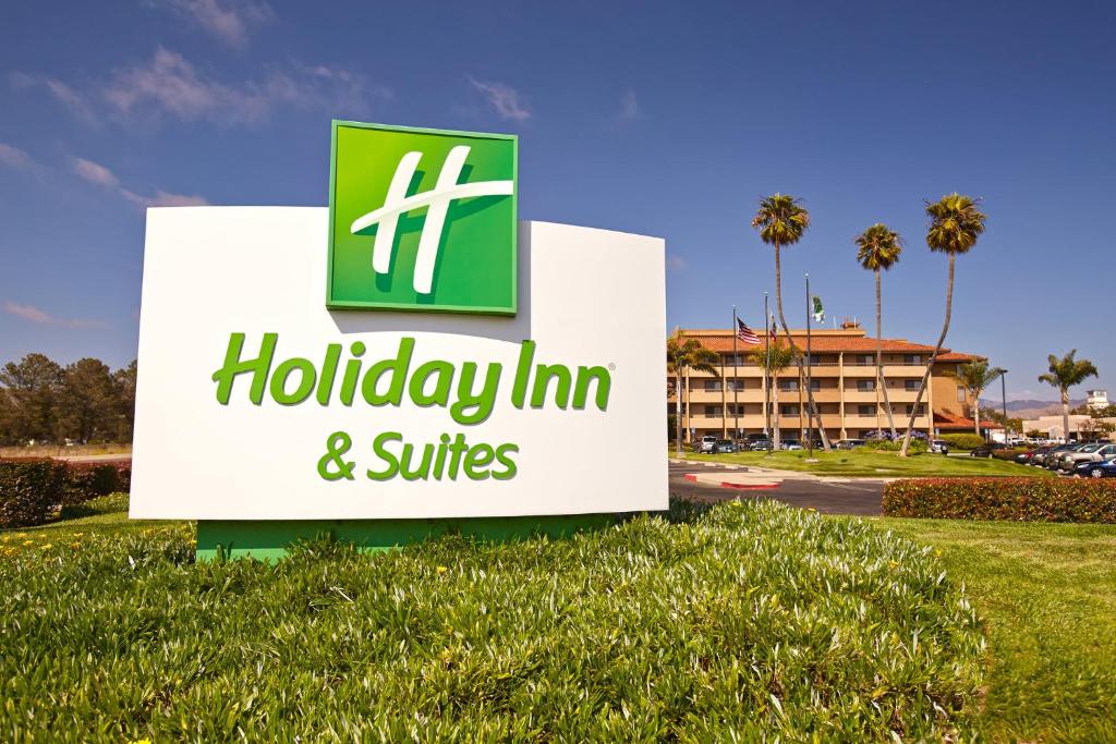una señal para una posada y suites en Holiday Inn & Suites Santa Maria, an IHG Hotel en Santa Maria