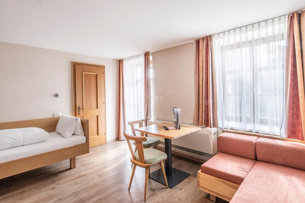 Postel nebo postele na pokoji v ubytování Familienhotel Adler