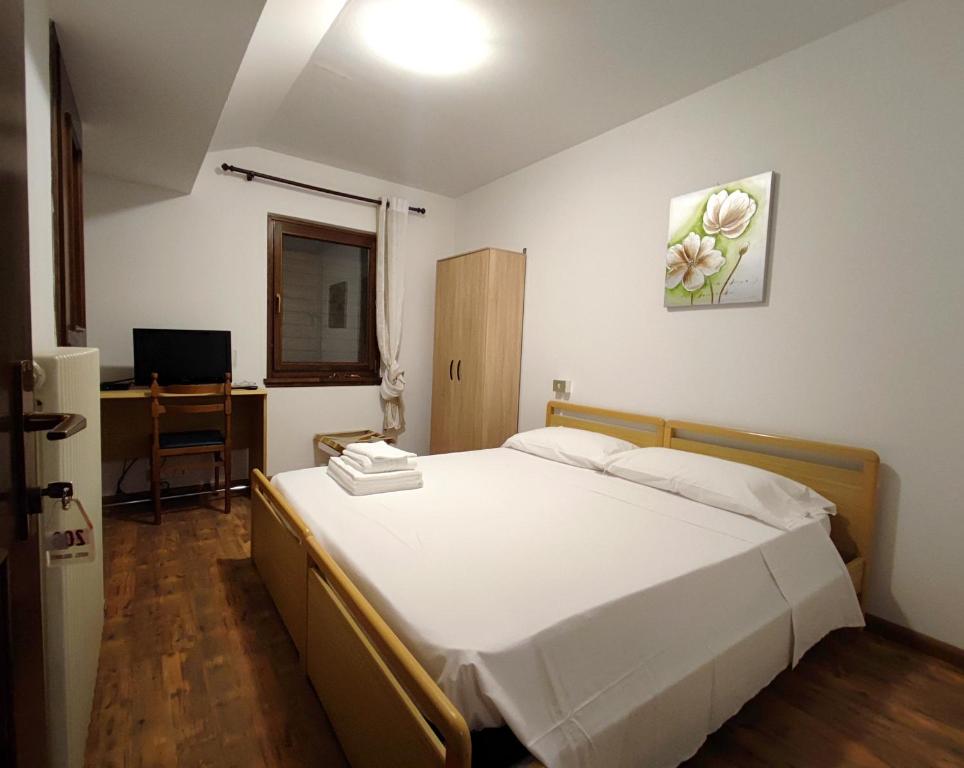 Postel nebo postele na pokoji v ubytování Hotel TEA DOLOMITI - Lago di Alleghe - Monte Civetta