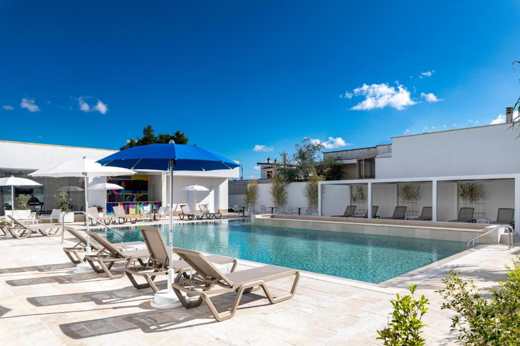 Bazén v ubytování Azzurra Aparthotel nebo v jeho okolí