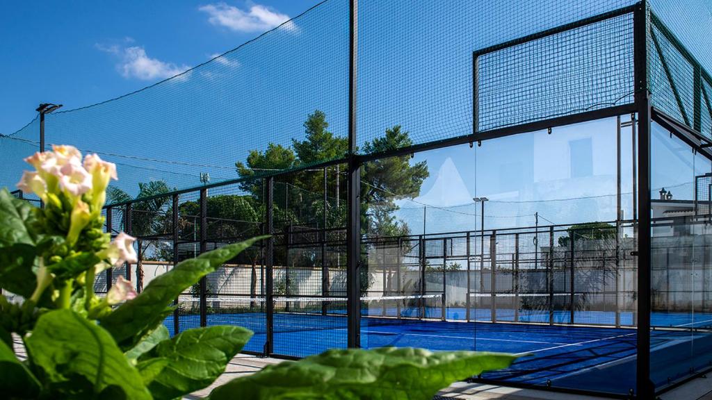Tenis a/nebo squash v ubytování Azzurra Aparthotel nebo okolí