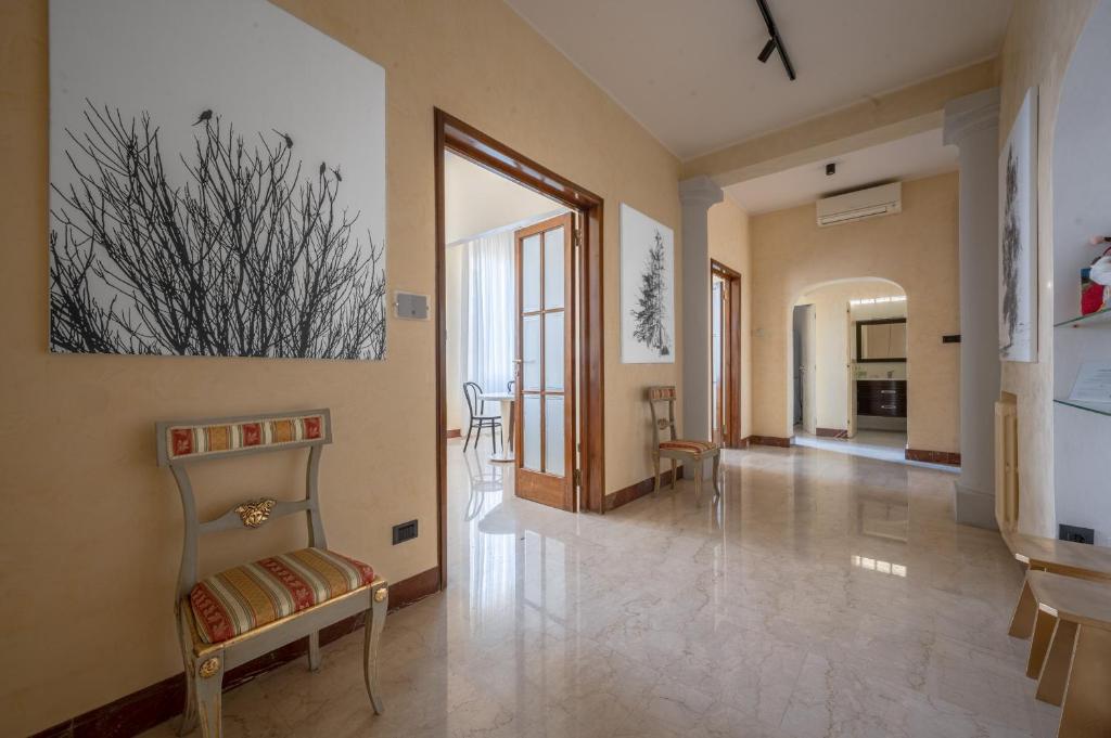um quarto com um corredor com uma cadeira e um quadro na parede em The Art Gallery em Florença
