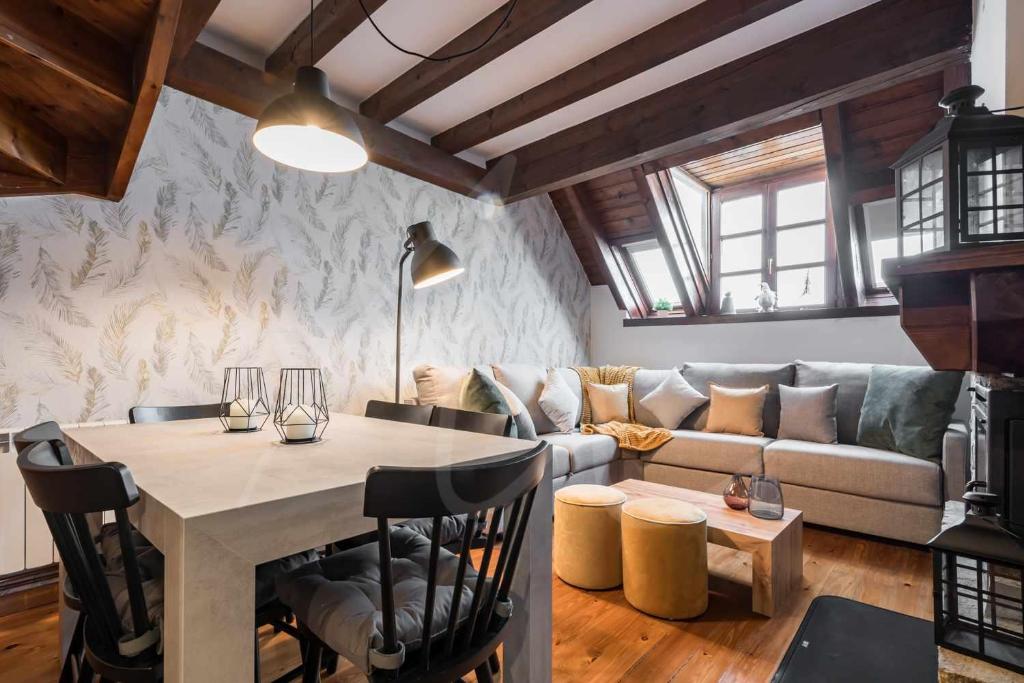 una sala de estar con un sofá y una mesa en Tanau 1700 by SeaMount Rentals, en Baqueira Beret