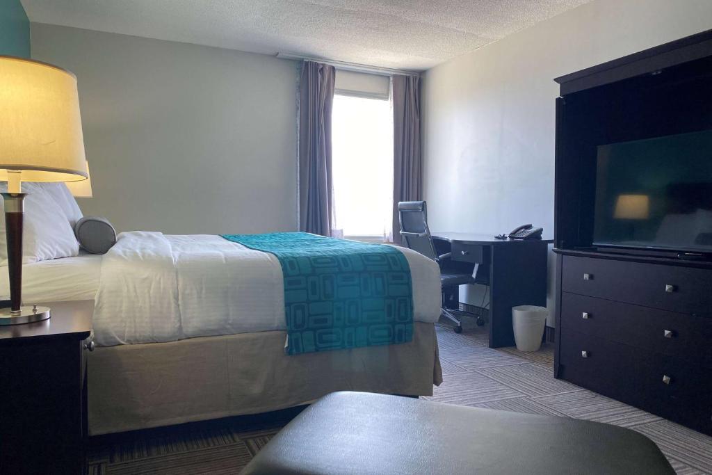 Postel nebo postele na pokoji v ubytování Travelodge by Wyndham Miramichi New Brunswick