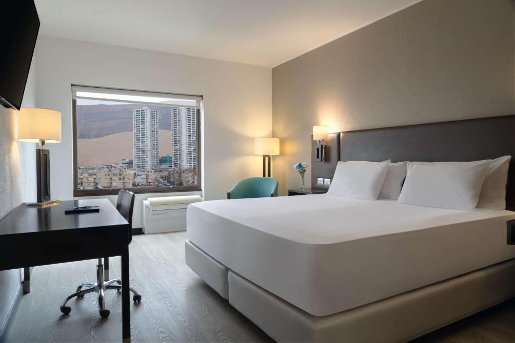 Una cama o camas en una habitación de NH Iquique Costa