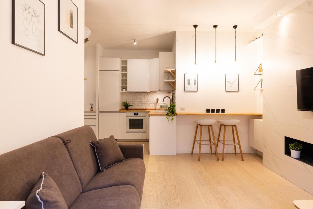 ein Wohnzimmer mit einem Sofa und einer Küche in der Unterkunft GoodVibesHome in Mailand