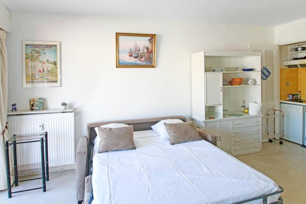 a bedroom with a bed and a dresser at Cosy Studio Cannes Center beaches shopping and congresses LIVE IN MERLE in Cannes