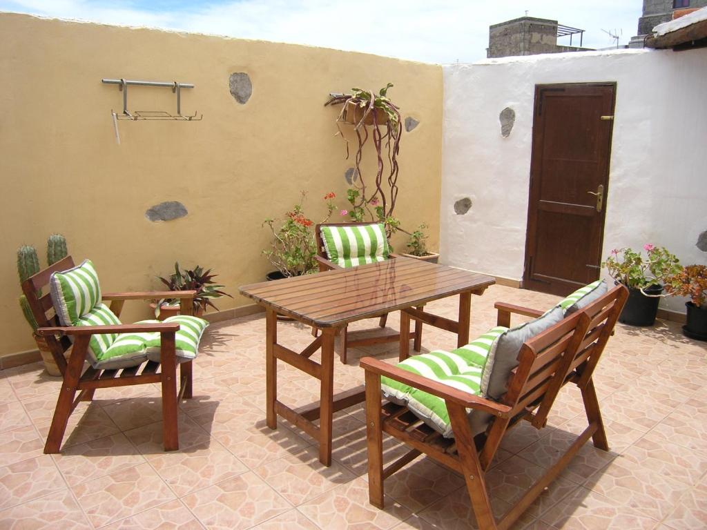 a wooden table and chairs on a patio at Vivienda tradicional Canaria Saulo 3 in Agüimes