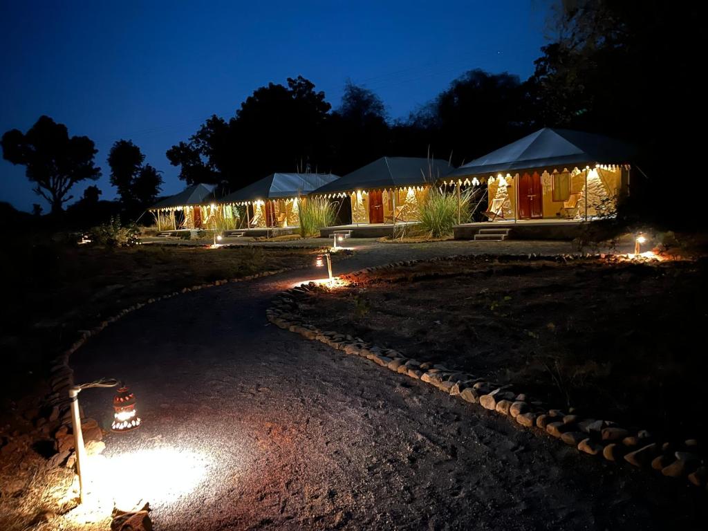 eine Reihe von Lodges mit Lichtern in der Nacht in der Unterkunft Dera Jawai in Bijāpur