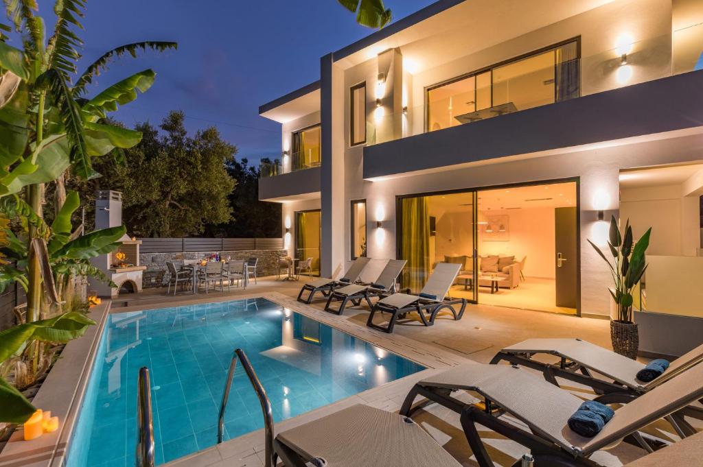 uma imagem de uma casa com piscina em Villa Bougainvillea Boutique 1 by Villa Plus em Marathias