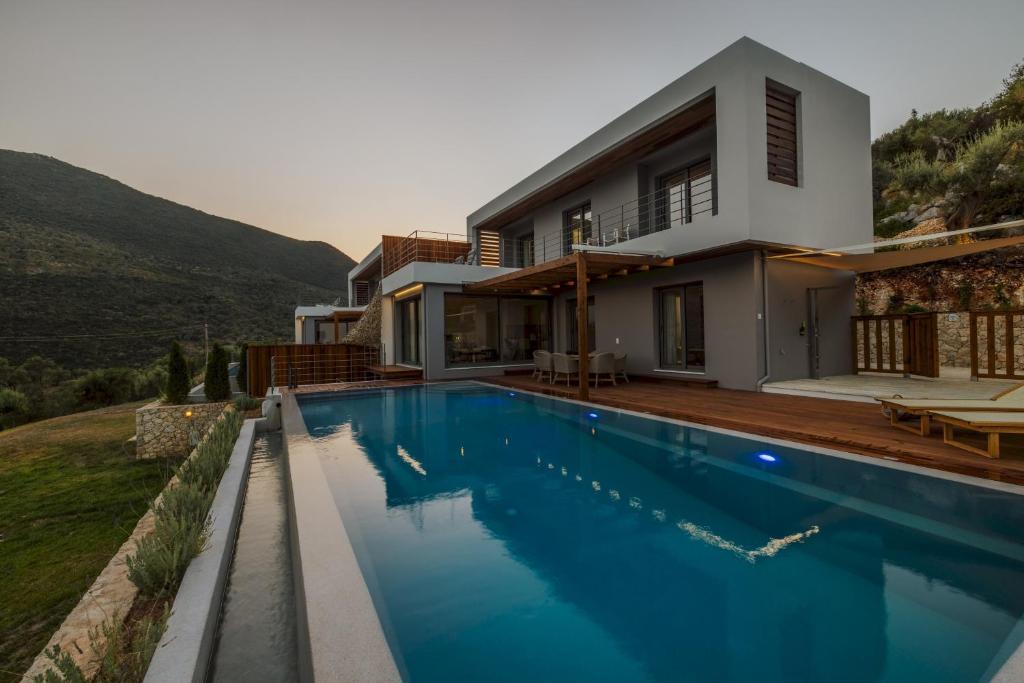 Bazén v ubytování Luxury 2S villa Alpha with private pool nebo v jeho okolí