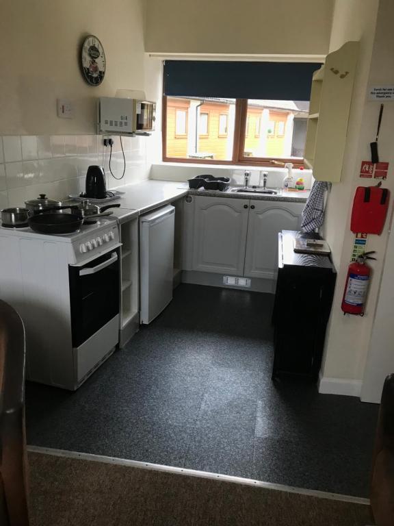 Court Farm Holiday Bungalows Ltd - Bungalow Met Twee Slaapkamers Met Uitzicht Op De Tuin